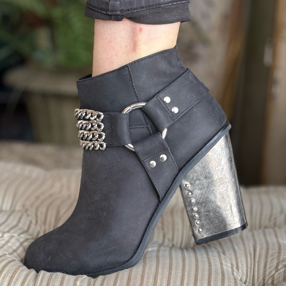 Black Chain-Embellished Ankle Boots rust metal style comfy booties